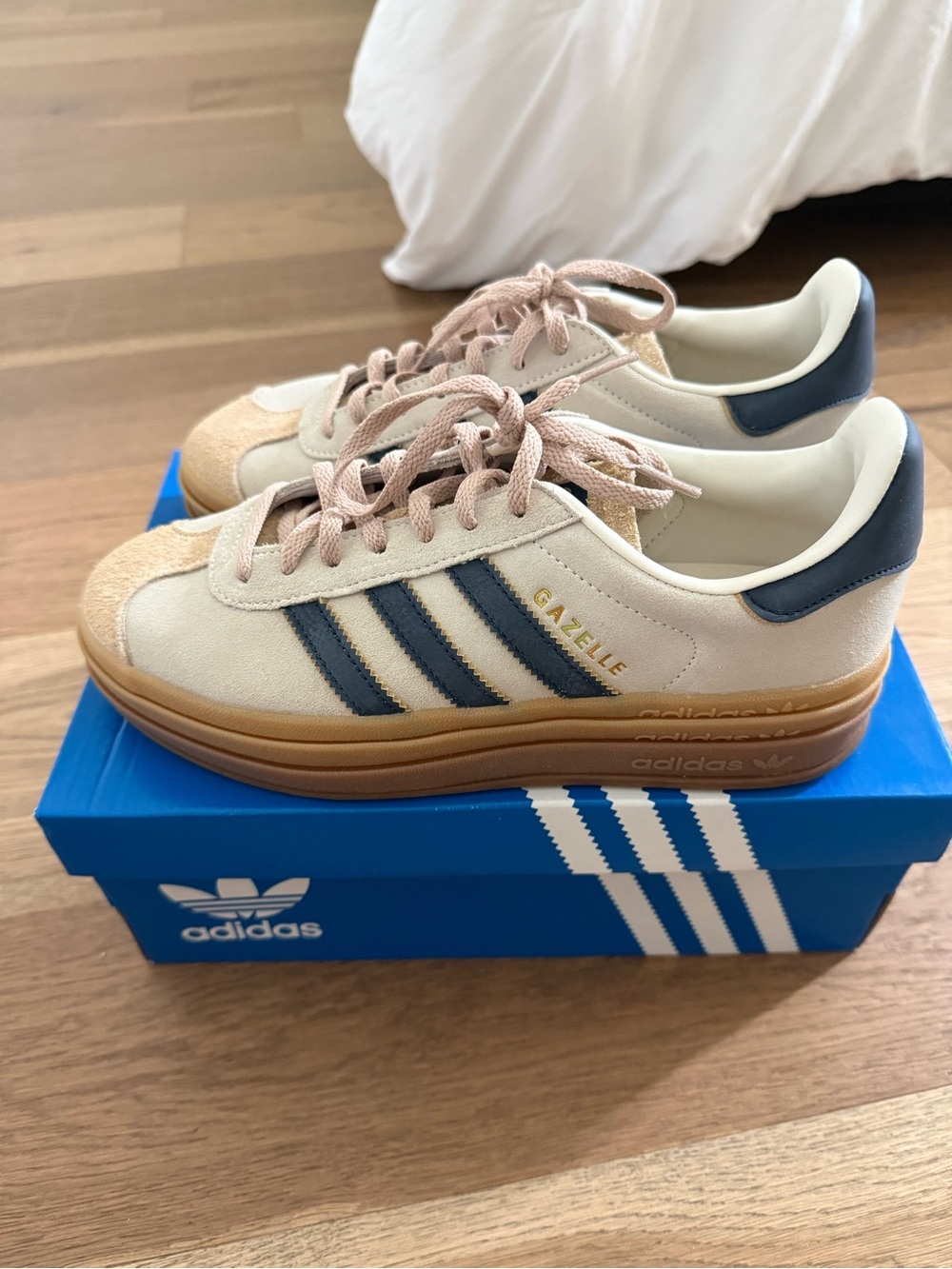 Adidas NWT!!!! Gazelle Women’s Sneakers in Beige with Navy Stripes and Gum Sole